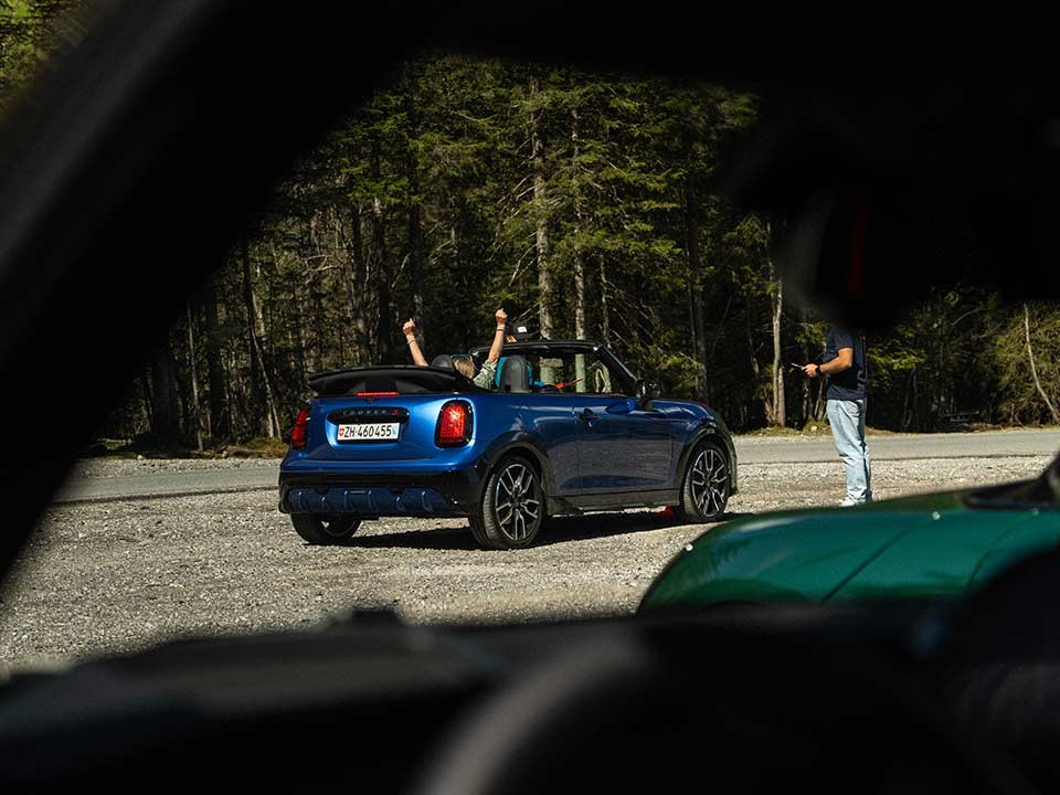 MINI Cooper Cabrio dans les montagnes MINI Cooper Cabrio dans les montagnes